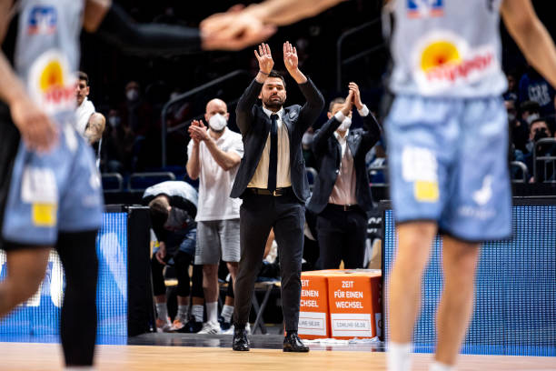 传球与逼抢 传球与逼抢